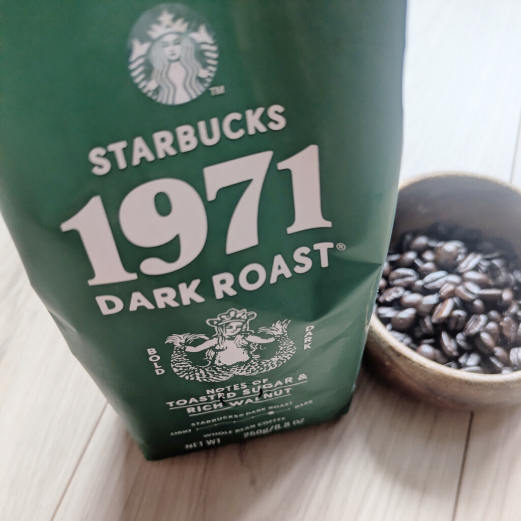 スターバックス 1971 ダーク ロースト® パッケージとコーヒー豆